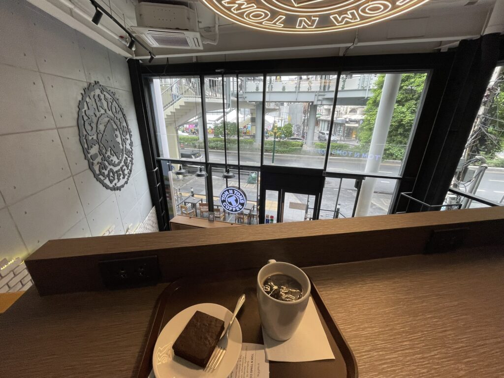 カフェ注文したコーヒーとブラウニー