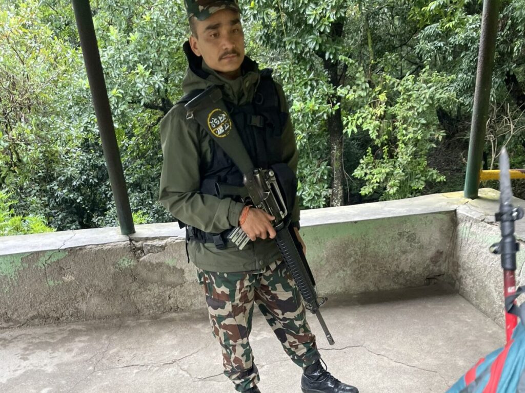 軍による検問が行われる