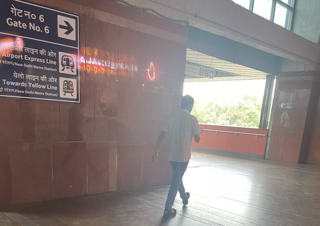 ニューデリー駅で声をかけてきた人