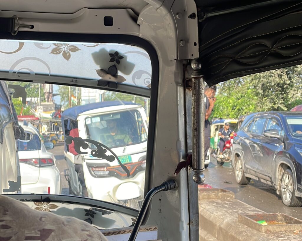 逆走するオートリキシャ